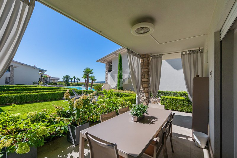 加尔达湖群滨代森扎诺公寓