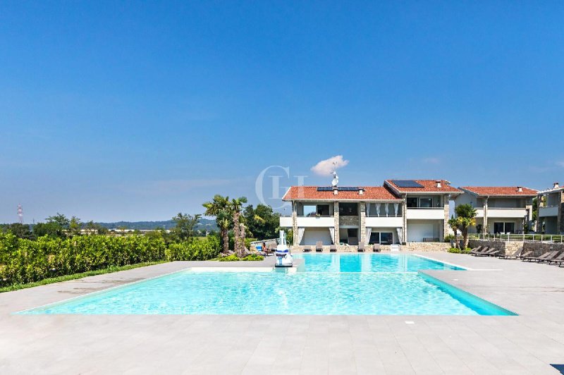 加尔达湖群滨代森扎诺公寓