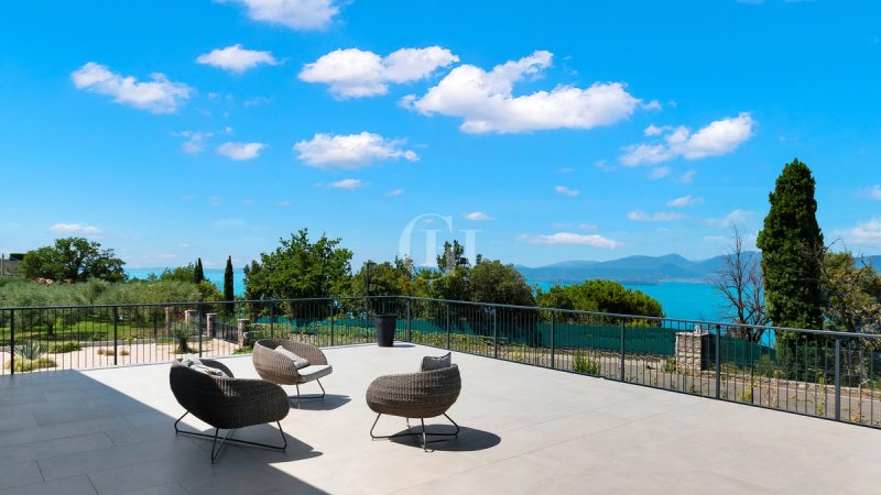 Villa a Torri del Benaco