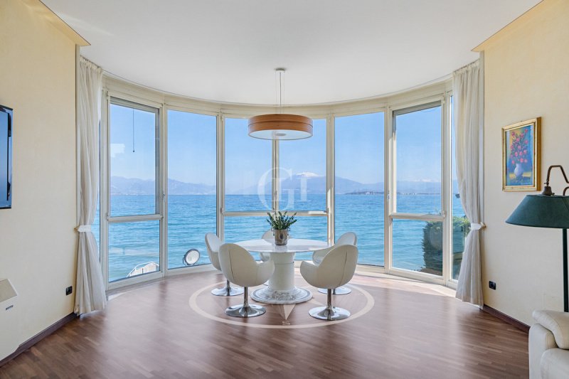 加尔达湖群滨代森扎诺别墅