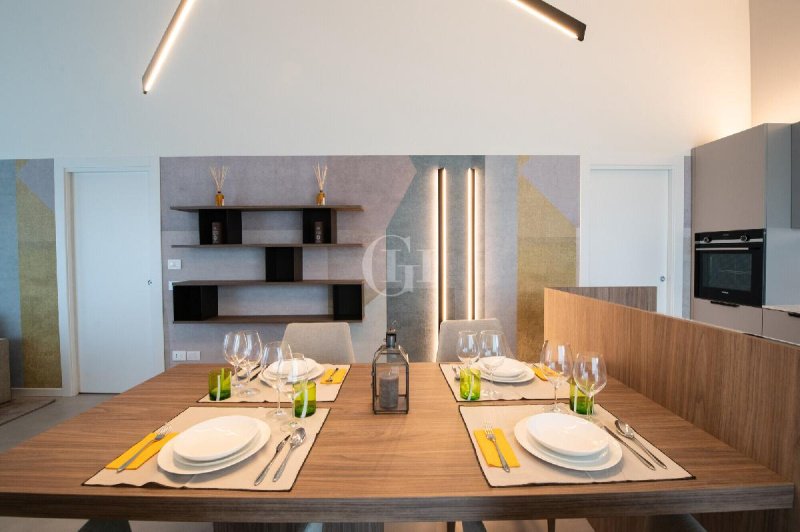 加尔达湖群滨代森扎诺半独立房屋