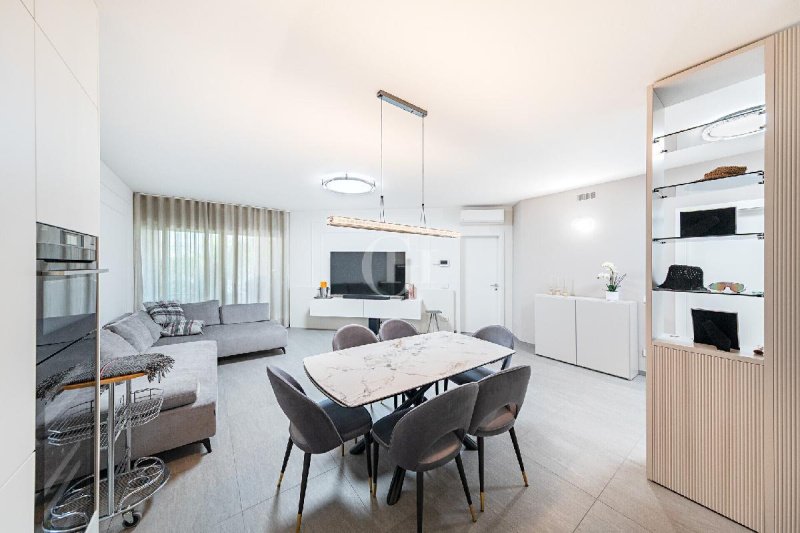 加尔达湖群滨代森扎诺公寓