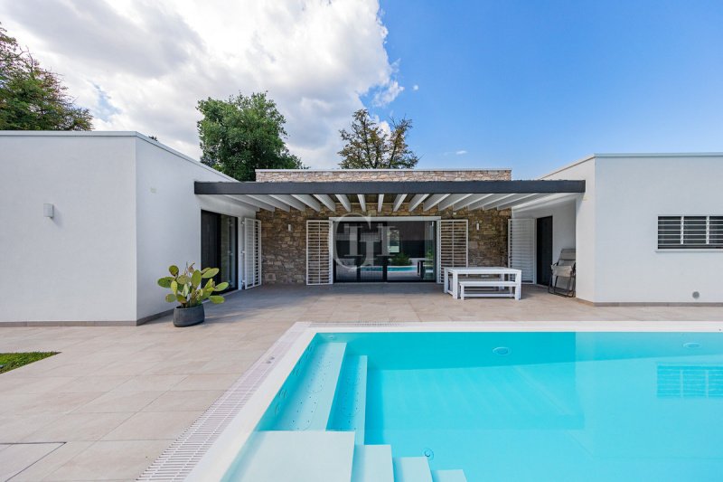 Вилла в Паденге-суль-Гарда