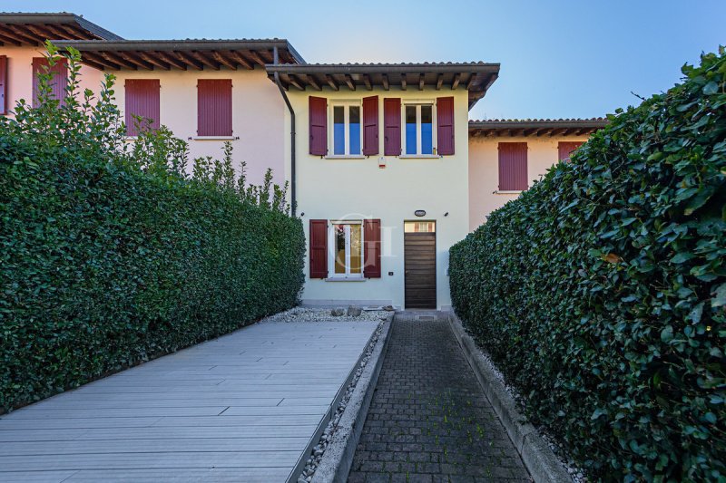 加尔达湖群滨代森扎诺公寓