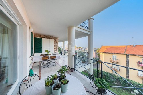 加尔达湖群滨代森扎诺公寓