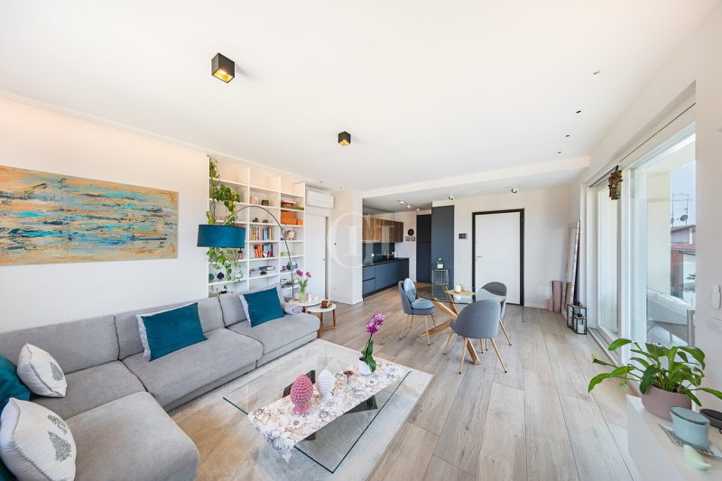 加尔达湖群滨代森扎诺公寓