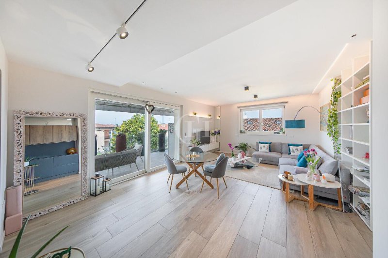 加尔达湖群滨代森扎诺公寓