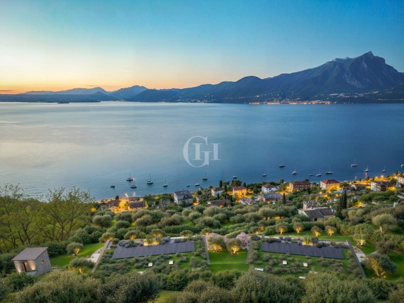 Villa a Torri del Benaco