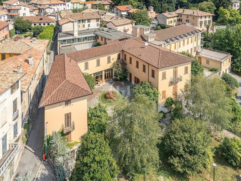 Edificio en Erba