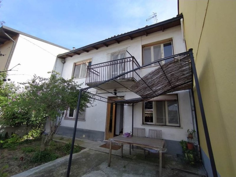 Hus från källare till tak i Ozzano Monferrato
