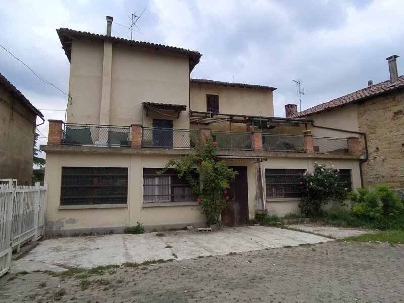 Hus på landet i Mombello Monferrato
