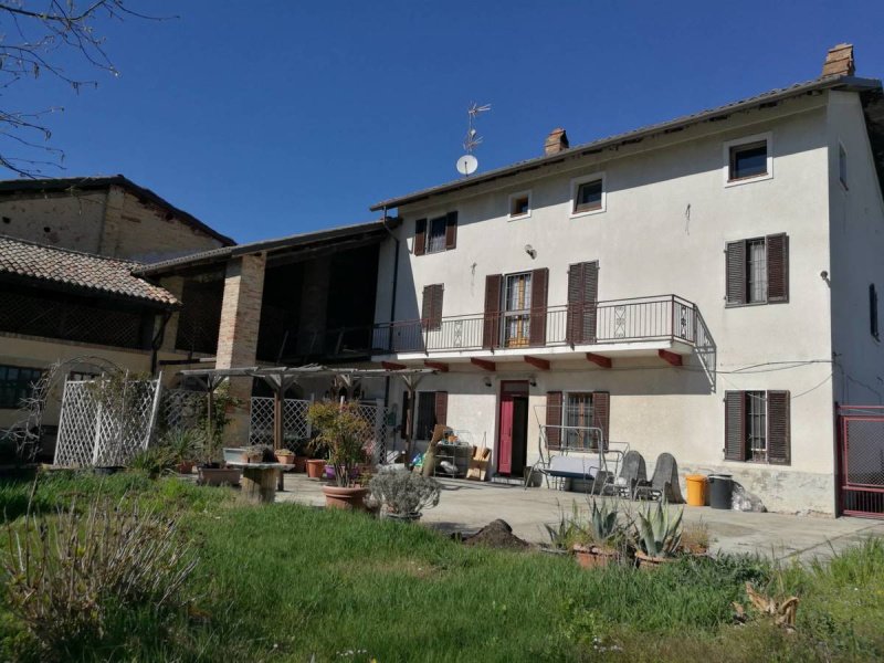 Klein huisje op het platteland in Mombello Monferrato