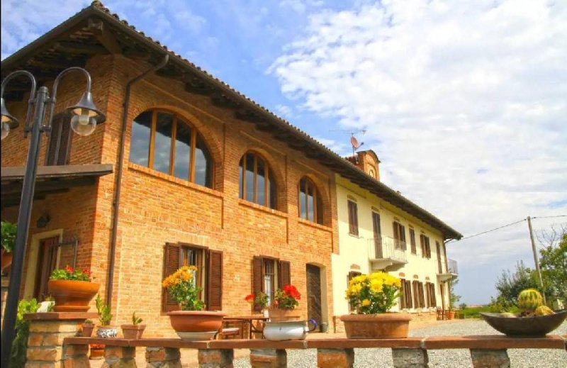 Farmhouse in Castagnole delle Lanze