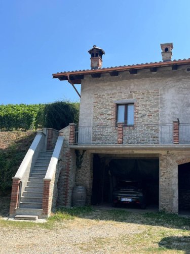 Farmhouse in Neviglie