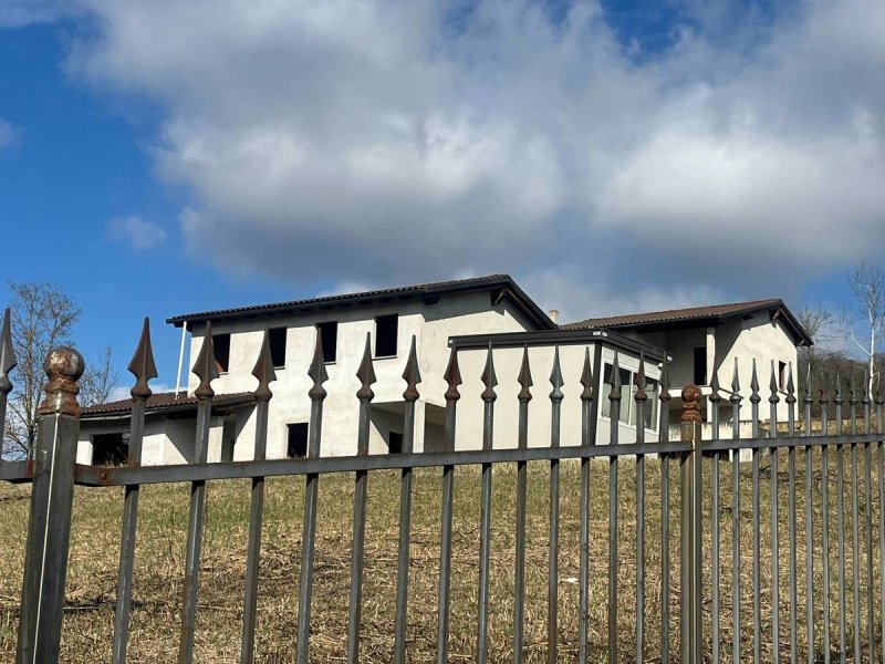 Moradia em Ottiglio