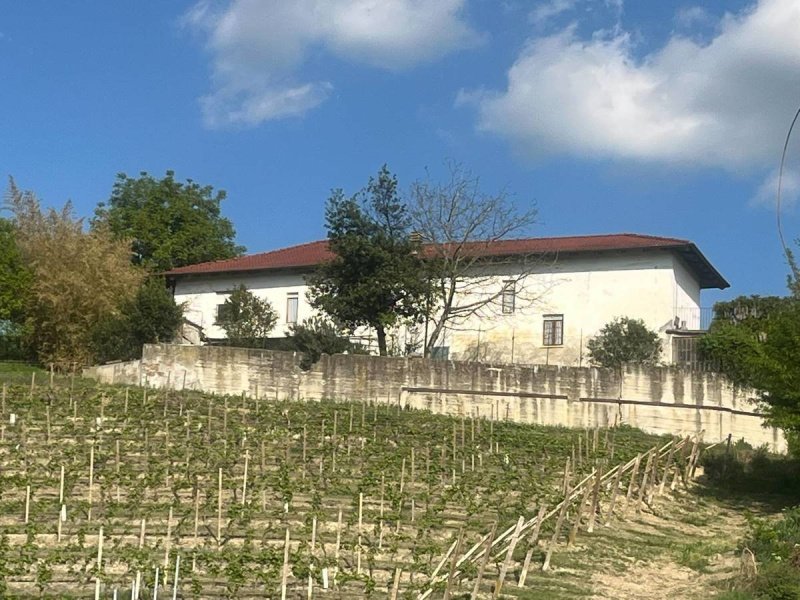 Casa di campagna a Castagnole delle Lanze
