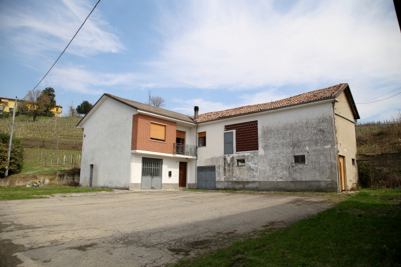 Farmhouse in Canelli
