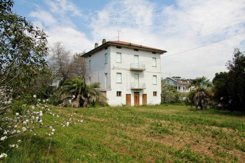 Hus i Ortezzano