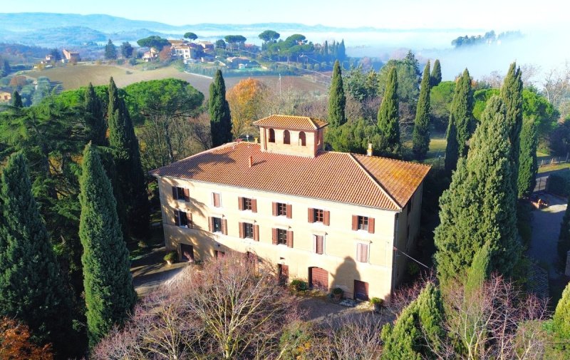 Историческое здание в Кастильоне-дель-Лаго