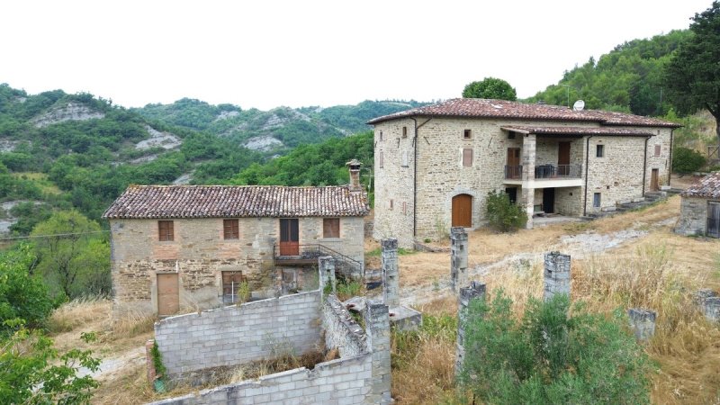 Klein huisje op het platteland in Montone