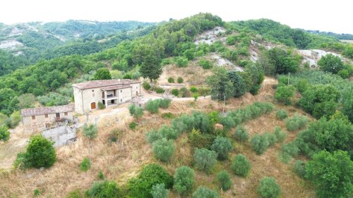 Klein huisje op het platteland in Montone