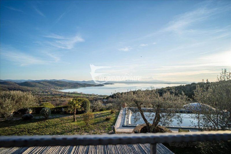 特拉西梅诺湖畔帕西尼亚诺别墅