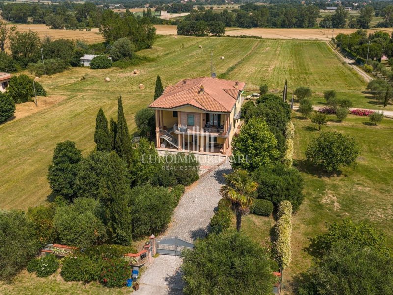 Вилла в Кастильоне-дель-Лаго