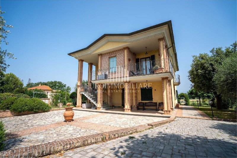 Вилла в Кастильоне-дель-Лаго