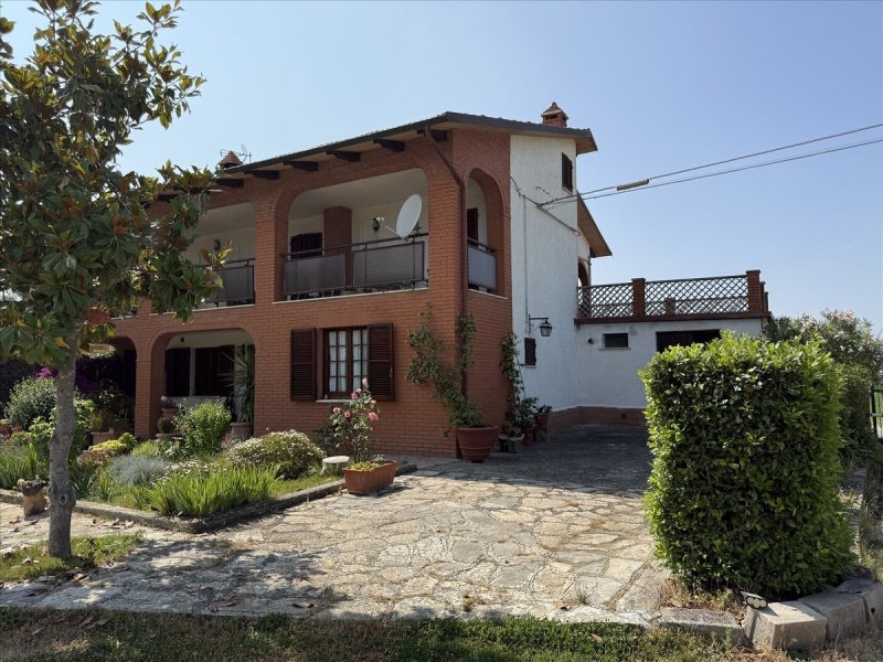 Особняк из двух квартир в Кастильоне-дель-Лаго