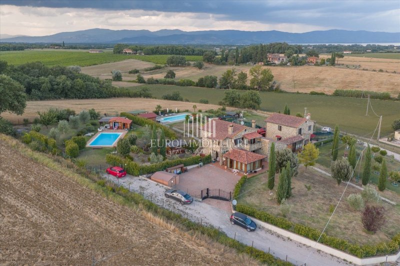 Особняк из двух квартир в Кастильоне-дель-Лаго