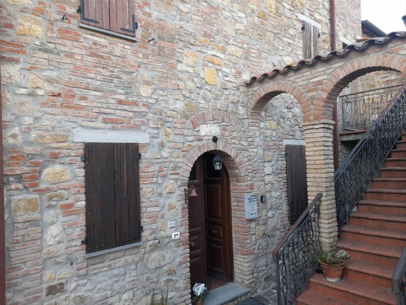 Особняк из двух квартир в Кастильоне-дель-Лаго