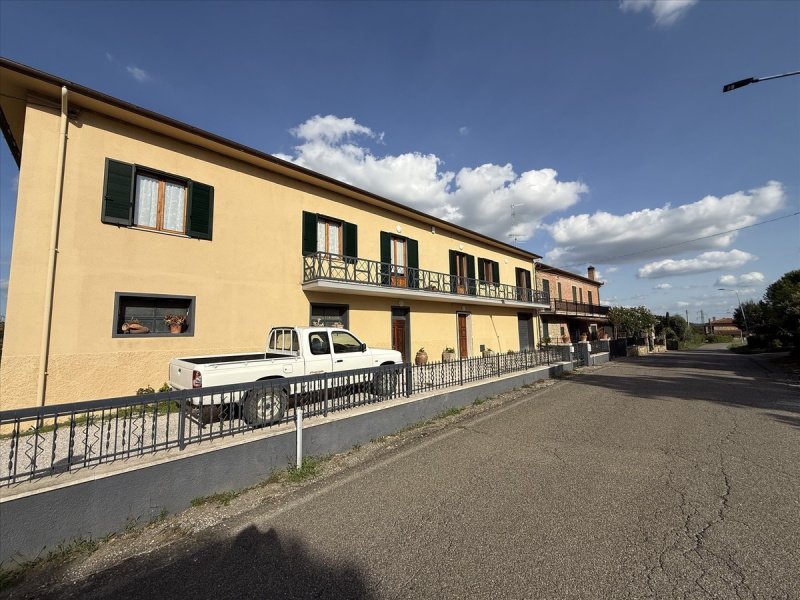 Doppelhaushälfte in Lucignano