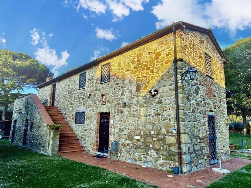 Hus från källare till tak i Tuoro sul Trasimeno