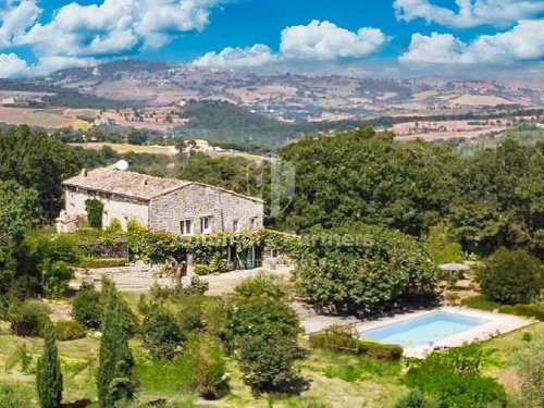 Farmhouse in Todi