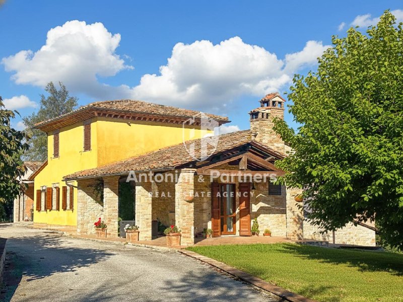 Farmhouse in Todi