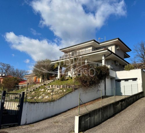 Villa i Montano Lucino