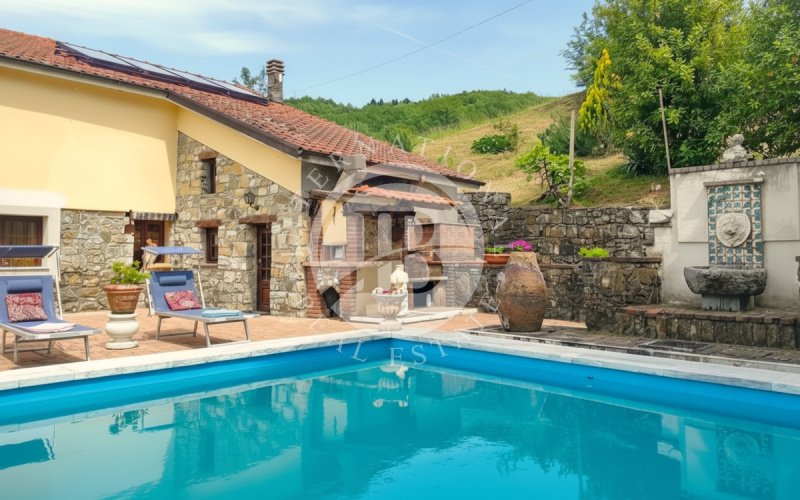 Klein huisje op het platteland in Varese Ligure
