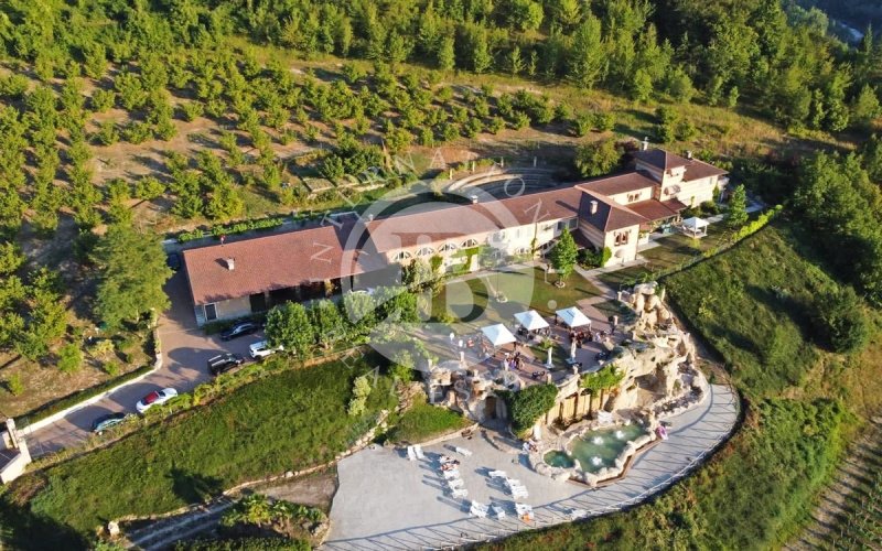 Вилла в Кастеллетто-Уццоне