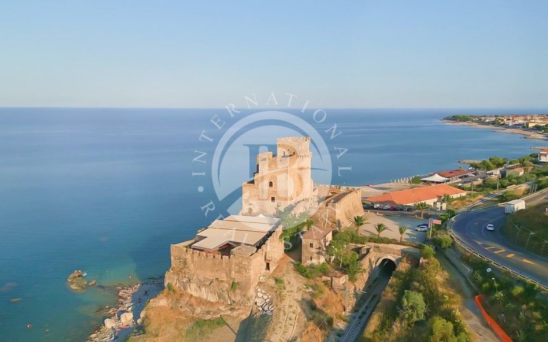 Замок в Розето-Капо-Спулико