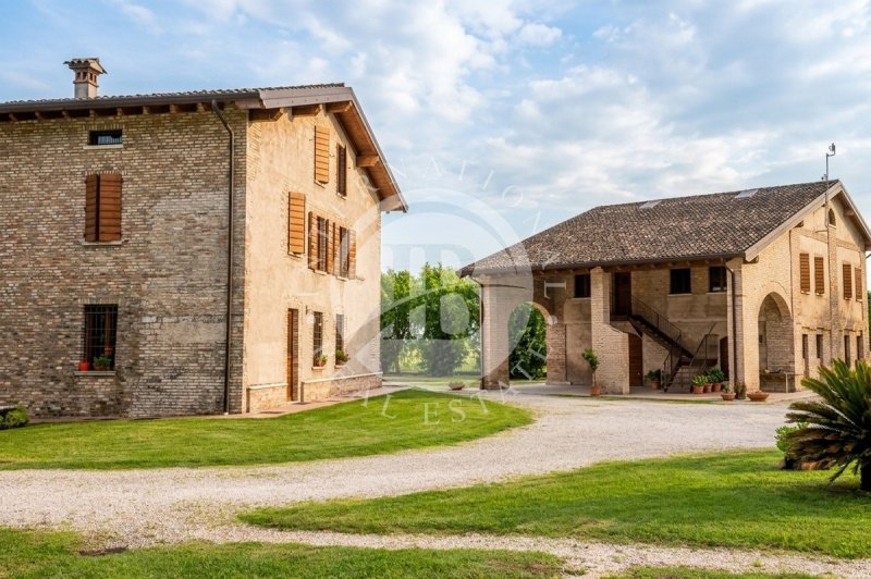 Casa de fazenda em Ceresara