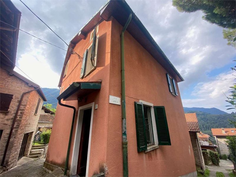 Semi-detached house in Faggeto Lario