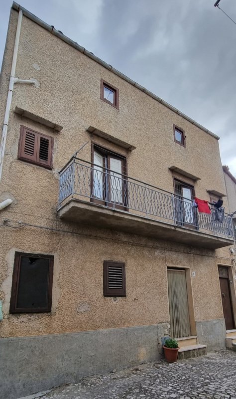 Casa indipendente a Palazzo Adriano