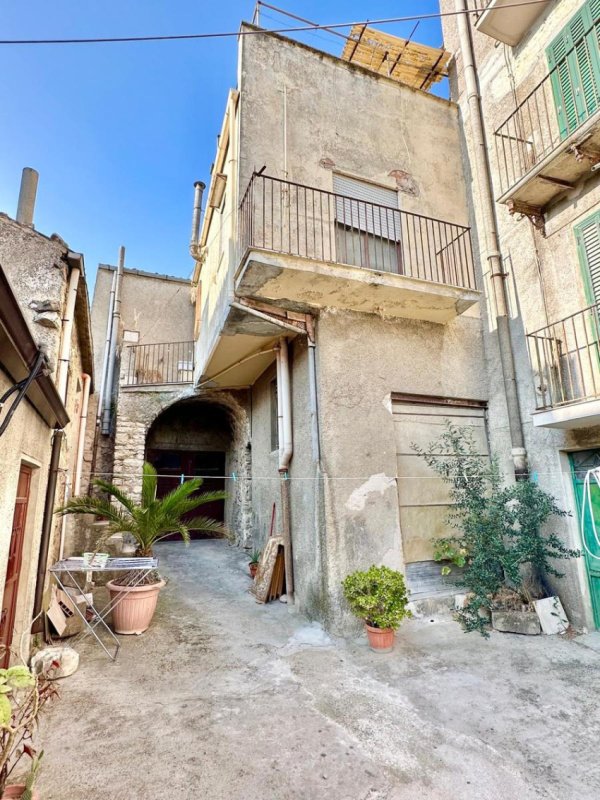 Detached house in Bisacquino