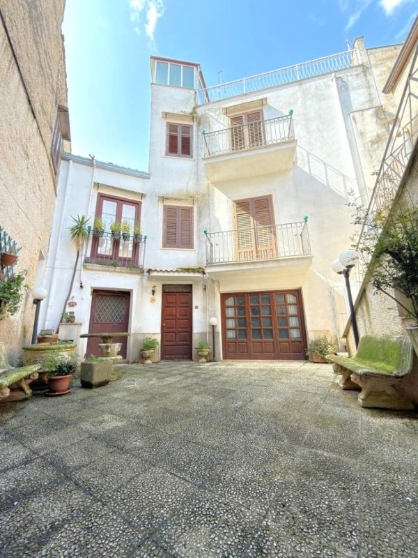 Vrijstaande woning in Palazzo Adriano