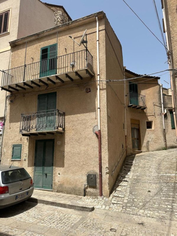 Casa independente em Palazzo Adriano