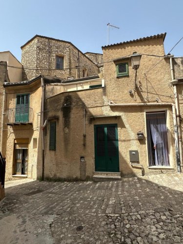 Casa independente em Palazzo Adriano