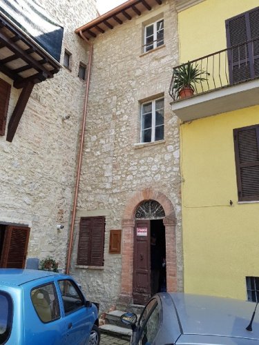 Hus från källare till tak i Avigliano Umbro
