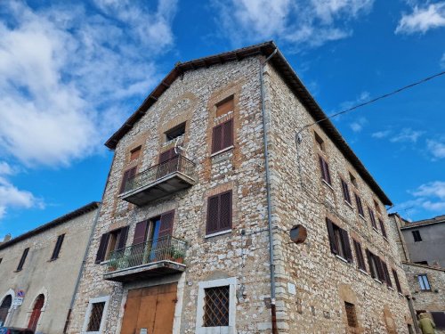Hus från källare till tak i Lugnano in Teverina