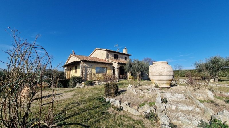 Klein huisje op het platteland in Montecastrilli