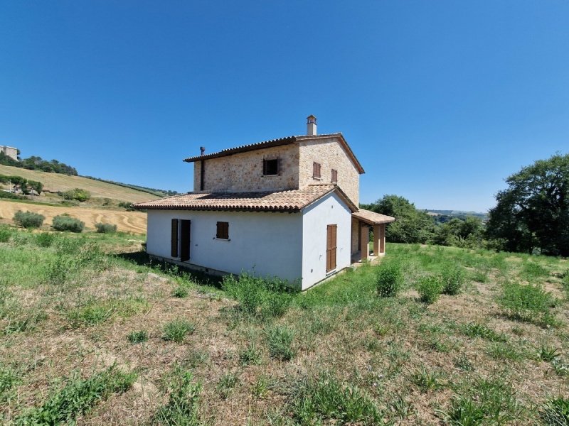 Klein huisje op het platteland in Todi